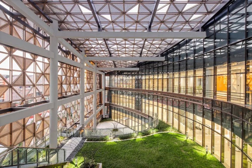 ▲ 空中庭院層層跌落，營造宜人的室外讀書和休憩環(huán)境