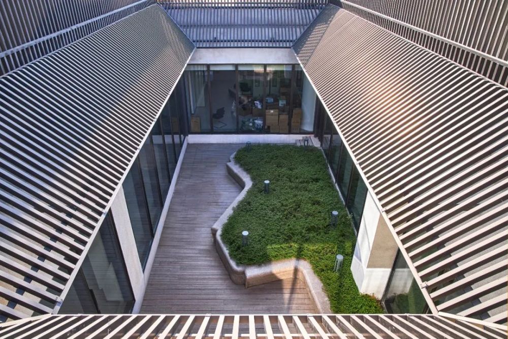 ▲ 頂層小院，為辦公區(qū)服務