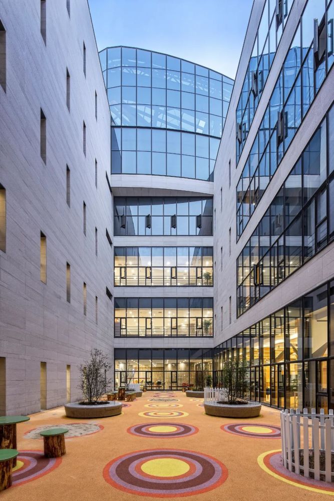 彩虹糖顏色的內院，讓兒童得以游樂