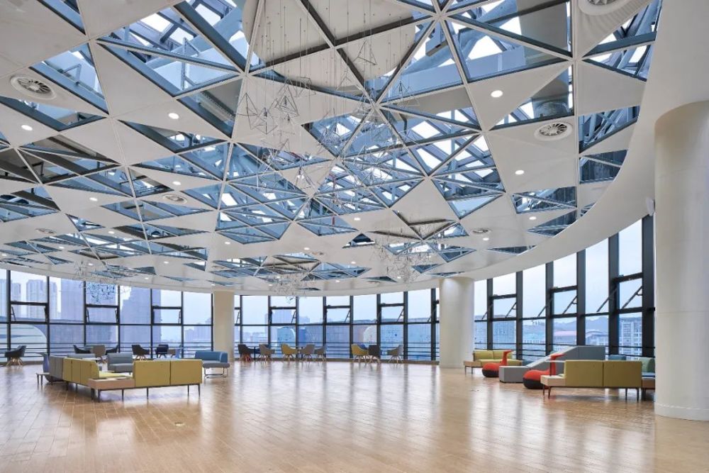 讀者活動廳——上有層云舒展，遠有美景一覽