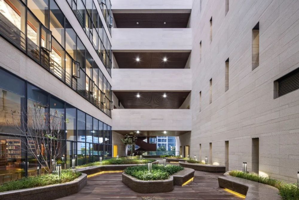 ▲ 自然形態(tài)的內院，提供休憩空間