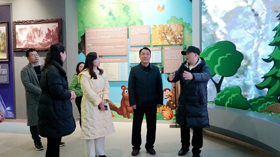 武陵源區(qū)人民政府副區(qū)長唐利民帶隊到張家界世界地質(zhì)公園博物館調(diào)研