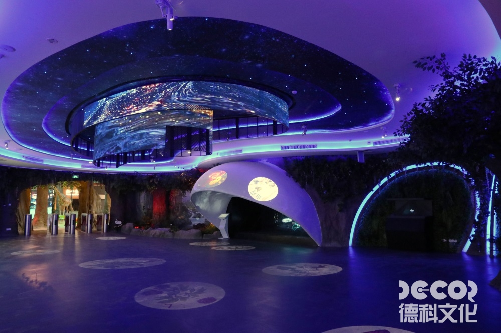 文化展館設(shè)計(jì)中，如何利用展示區(qū)域的燈光和音效來創(chuàng)造戲劇性的展覽效果？