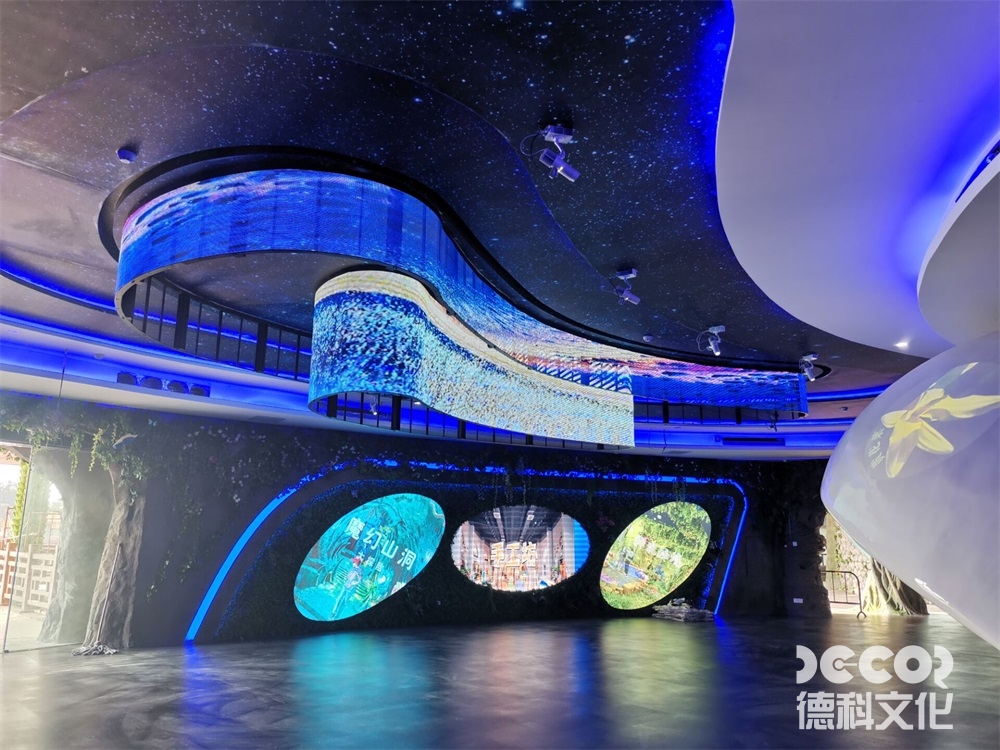 文化展館設(shè)計(jì)中，如何利用展示手段和布局來提供關(guān)于文化的深度解讀和學(xué)習(xí)資源？