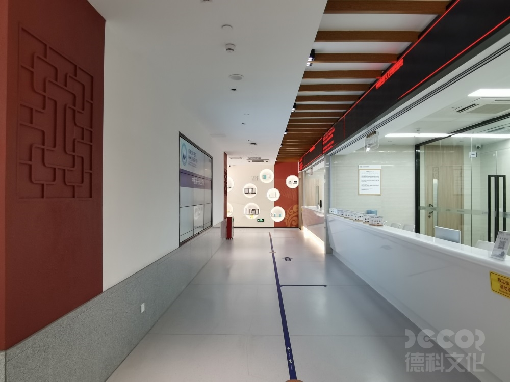 展館設(shè)計(jì)公司如何應(yīng)對(duì)展館中的安全規(guī)范和風(fēng)險(xiǎn)管理？